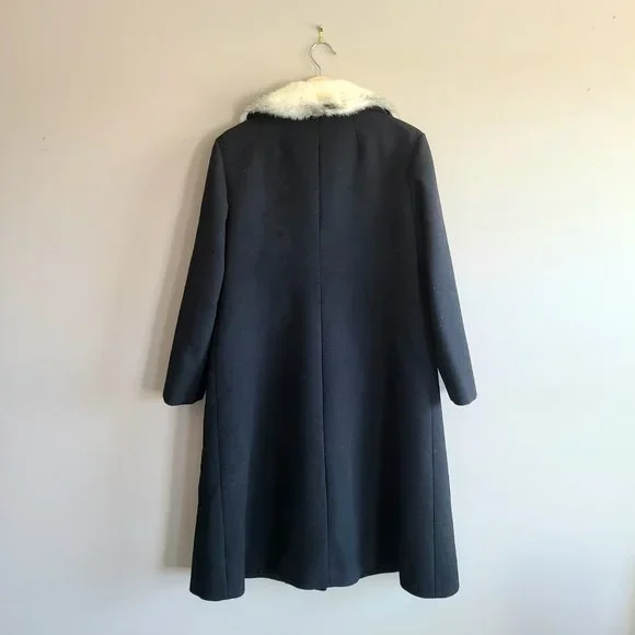 Classic style pure virgin wool black coat with  white mink collar. - Picture 5 of 14
